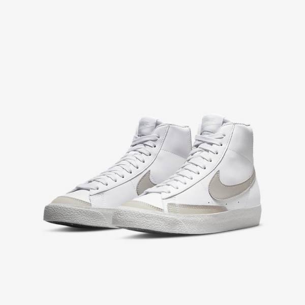 Zapatillas Baloncesto Nike Blazer Mid 77 SE Older Niños Blancas Beige Claro | NK657IEW