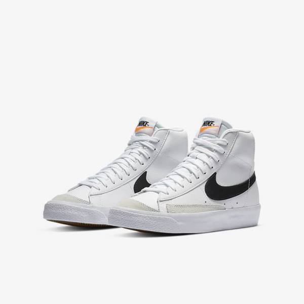 Zapatillas Baloncesto Nike Blazer Mid 77 Older Niños Blancas Naranjas Negras | NK750EPR