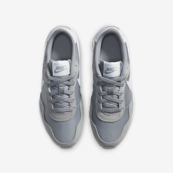 Zapatillas Nike MD Valiant Older Niños Gris Blancas | NK698ICO